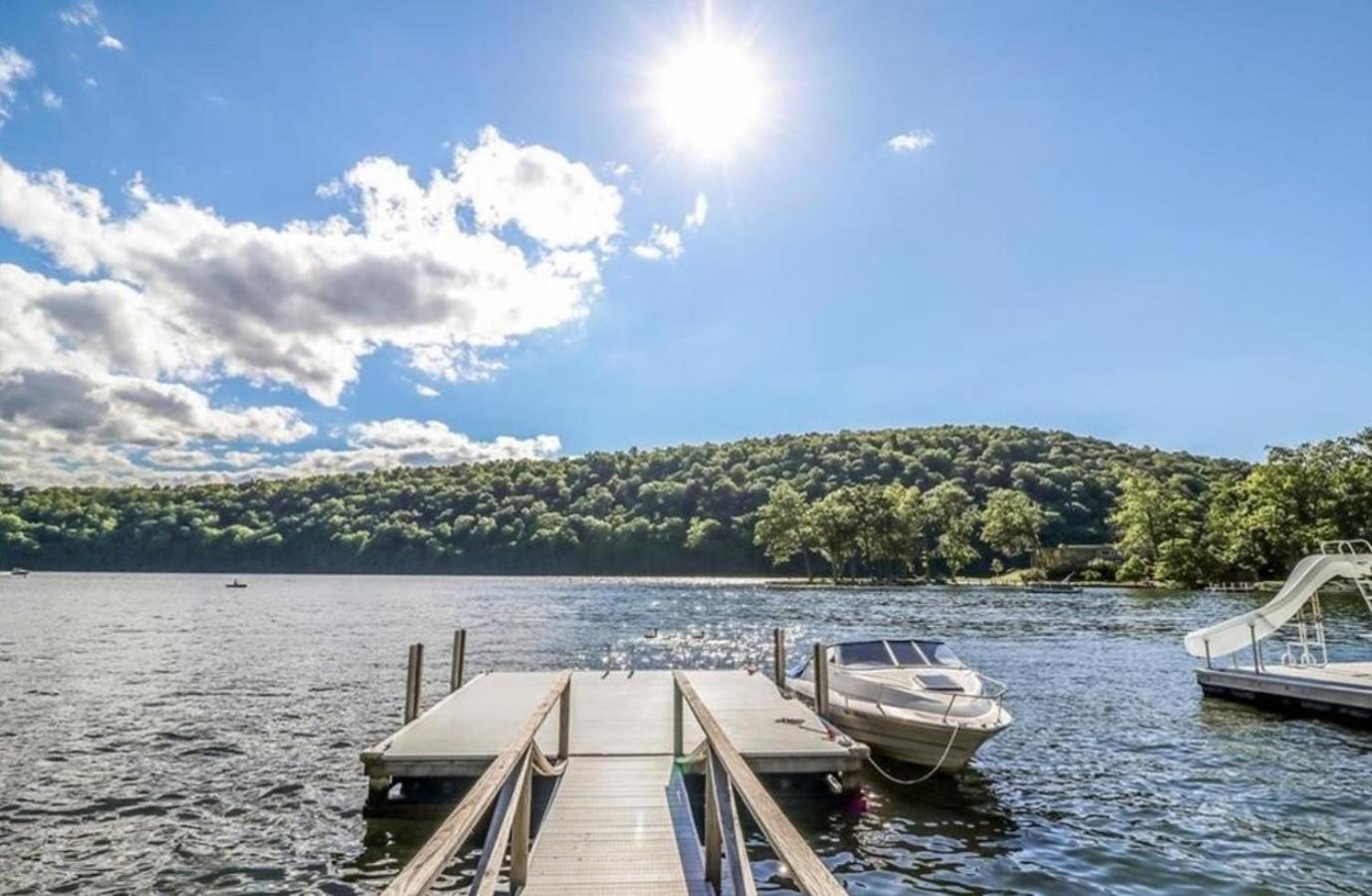 Welcome To Hat City Danbury, A Suburban Retreat Ngoại thất bức ảnh