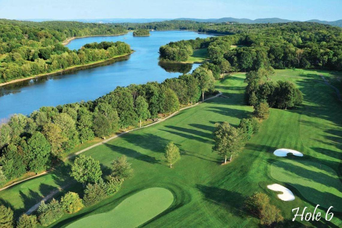 Welcome To Hat City Danbury, A Suburban Retreat Ngoại thất bức ảnh