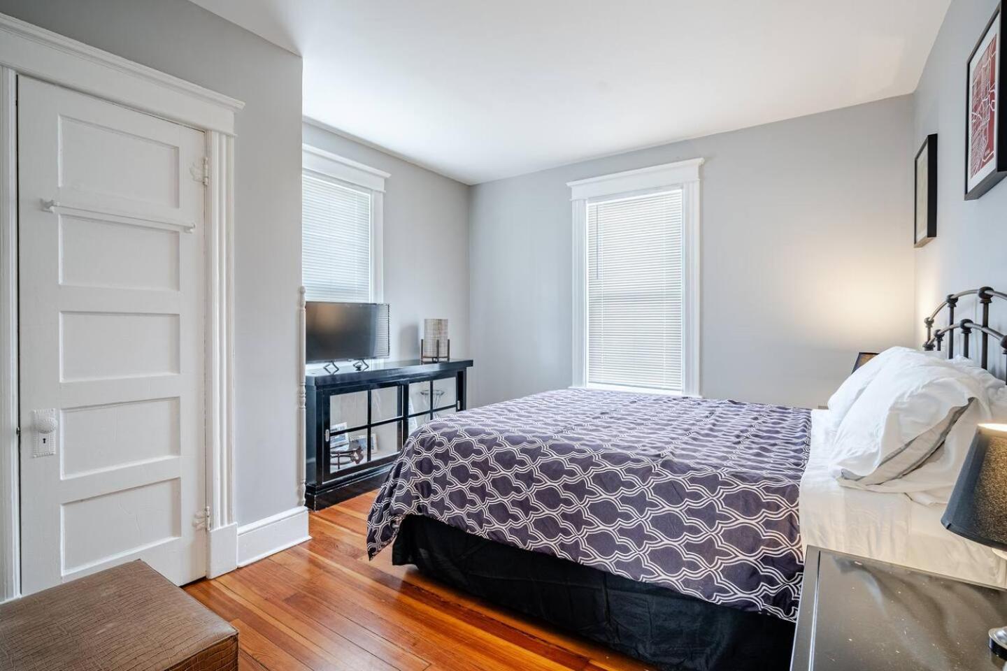 Welcome To Hat City Danbury, A Suburban Retreat Ngoại thất bức ảnh