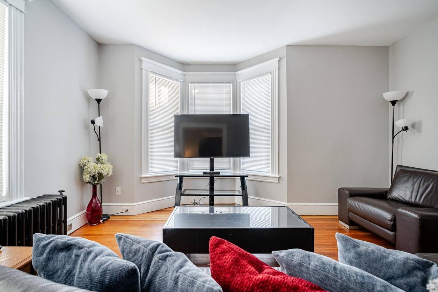 Welcome To Hat City Danbury, A Suburban Retreat Ngoại thất bức ảnh
